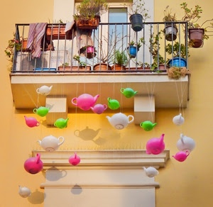 vasi, balcone, teiere, ringhiera, piante, rosa, verde, bianco, colori, terrazza, fiori, finestra, fili, terrazzo, porta, appesi