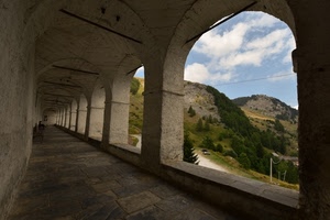 nuvole, archi, cielo, alberi, portico, colonne, colline, montagne, verde, panchine, pilastri, portici, strada, bosco, panorama, montagna, arcate