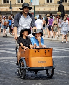 cappelli, ruote, bambini, strada, persone, carretto, gente, ragazzi, arancione, passanti, raggi, selfie, tre, folla, finestre, risciò, cina, turisti, triciclo, pedali