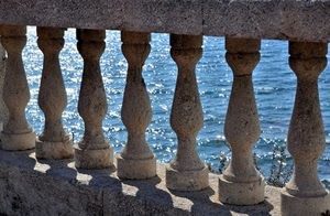 balaustra, mare, acqua, pietra, colonne, colonnine, ombre, ombra, azzurro, marmo, rami
