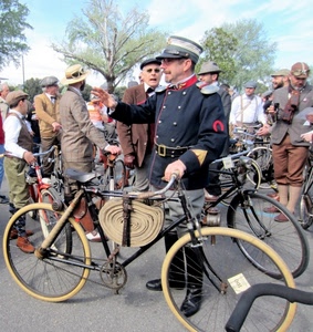 biciclette, cappelli, ruote, divisa, persone, rievocazione, uniforme, bicicletta, costumi, divise, cappello, epoca, bici, alberi, uomo, stivali, berretti, cielo, militare