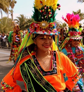 piume, colori, donna, donne, sfilata, arancione, cappello, cappelli, sorriso, carnevale, corteo, multicolore, costume, costumi