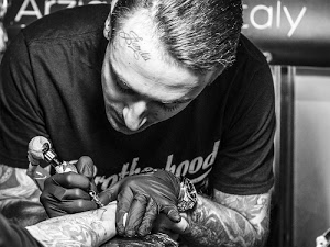 guanti, mani, bianconero, tatuaggi, tatuaggio, naso, orologio, artigiano, uomo, testa, capelli, braccio, maglietta, tatuatore, attrezzo, tattoo, braccia, ritratto