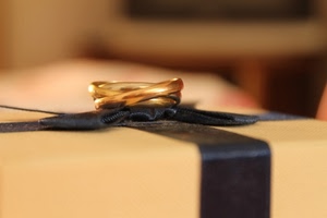 oro, anelli, nastro, regalo, anello, pacco, fiocco, nero, sfocato