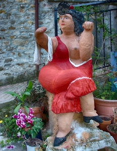 rosso, fiori, donna, piante, seno, vasi, vestito, statua, ringhiera, scarpe, verde, gambe, scultura, vaso, nero, bianco, grassa