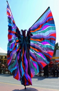 colori, ali, trampoli, maschera, cielo, persone, carnevale, trampoliere, rosso, vestito, viola, blu, azzurro, esibizione, spettatori