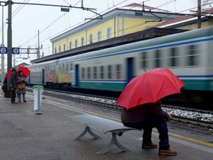 treno, stazione, panchina, rosso, ombrello, binari, seduto, pioggia, ombrelli, uomo, binario, fili, numeri, viaggiatori