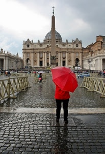 rosso, piazza, ombrello, obelisco, cupola, chiesa, pioggia, roma, transenne, colonne, croce, cielo, macchina, nuvole, sampietrini