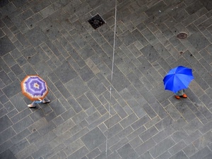 due, ombrelli, persone, tombini, pioggia, azzurro, blu, passanti