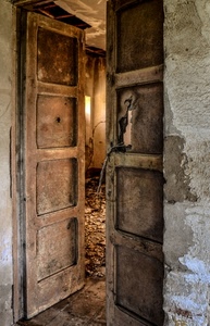 legno, porta, portone, muro, rudere, abbandono, degrado, rotto, detriti, rovine