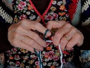 mani, fede, lana, dita, anello, fili, fiori, verde, bianco, maglia, donna, scialle, oro, lavoro, vera, ferri, intreccio, rosso
