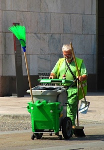 verde, uomo, scopa, paletta, strada, carrello, mestiere, spazzino, netturbino, bidone, ruote, pala, scope, divisa, ruota, ramazza, occhiali, grigio, muro, operatore