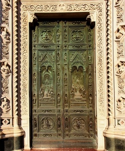 porta, bronzo, chiesa, verde, marmo, portale, bassorilievi, formelle, figure, sculture, legno, incisioni