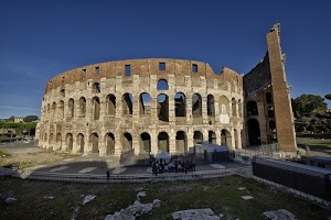 archi, colosseo, roma, monumento, arena, cielo, anfiteatro, alberi, azzurro, persone, turisti, prato, ruderi, rudere, resti, visitatori, archeologia, antichità