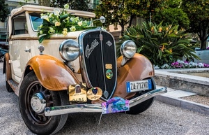 fiori, epoca, automobile, fari, balilla, targa, ruote, paraurti, auto, macchina, matrimonio, fanali, piante, alberi, antico, verde, fiat, scalini, radiatore, storica, mazzo, parafanghi