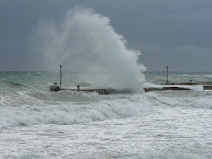 mare, acqua, onde, schiuma, cielo, onda, molo, banchina, nuvole, spruzzo, tempesta, mosso, pali, lampioni