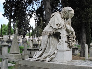 cimitero, tombe, marmo, cipressi, donna, statua, dolore, alberi, tomba, lapidi, pietra, verde, fiori, mantella, camposanto, corona, sculture, scultura, statue, croci, foulard