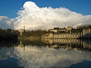 nuvole, cielo, acqua, campanile, riflesso, riflessi, chiesa, fiume, lago, panorama, alberi, bianco, case, finestre, azzurro, nuvola, paese, edificio