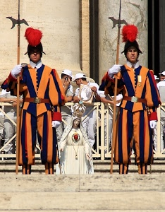 guardie, madonna, divisa, statua, rosso, giallo, blu, due, persone, uniforme, arancione, strisce, alabarde, pennacchi, svizzere, corona, uniformi, lance, divise, transenne