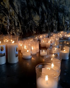 candele, cera, lumini, grotta, bianco, luce, fiammelle, ceri, bicchieri, molti, vetro, luci, devozione, contenitori, roccia, giallo, tavolo
