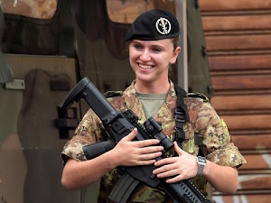 sorriso, orologio, basco, mimetica, mani, divisa, soldatessa, donna, ragazza, arma, militare, nero, tuta, mitra, ritratto, braccia, fucile, armi, mitragliatrice, berretto