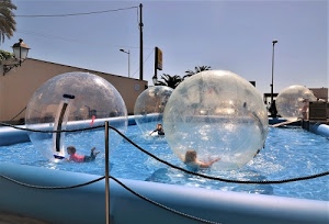 acqua, piscina, bambini, sfere, bolle, azzurro, giochi, gioco, cielo, plastica, corde, bordi, recinzione, muro, pali, plastiche, trasparenza, lampione, vasca, lampioni, palloni