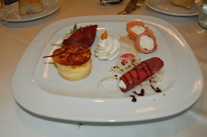 piatto, bianco, posate, panna, tovaglia, piatti, pesce, cibo, involtino, crema, cannolo, dolci, tavola, pane, antipasto