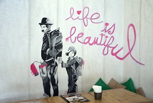 tavolo, murales, cuscini, scritta, rosa, bambino, cappello, charlot, graffito, parete, verde, uomo, parole, disegno, rivista, muro, monello, baffi, ragazzo, rullo, murale, graffiti