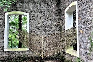 finestre, verde, muro, grigio, alberi, bianco, cornice, foglie, albero, pietre, rete, bordi, archi, corde, legno, pareti, due, sassi