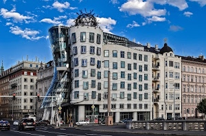 finestre, palazzi, architettura, nuvole, cielo, strada, città, praga, auto, macchine, azzurro, semafori, casa, tetti, parapetto, automobili, cupola