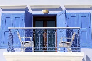 sedie, balcone, ringhiera, bianco, azzurro, imposte, finestre, porta, lampada, scuri, finestra, celeste, vetri, due