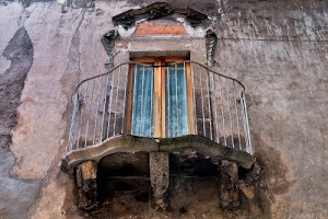 balcone, ringhiera, muro, porta, casa, tende, vetro, ferro, finestra, legno, vetri, rudere, decorazioni, azzurro, scrostato, arco