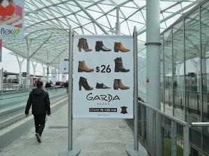 pubblicità, scarpe, stazione, bianco, uomo, passante, riflessi, cartellone, scritta, cartello, pensilina, manifesto, stivaletti, palo, marciapiede, vetro, architettura, vetri, tettoia, prezzo, persone, binari