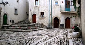 finestre, porte, balcone, vaso, scala, piazza, case, lampione, scalini, piazzetta, archi, paese, vasi, scalinata, piante, pietre, pavimento, gradini, portoni, borgo, abruzzo