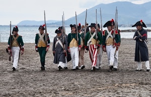 fucili, spiaggia, cappelli, rievocazione, soldati, sabbia, mare, bianco, costumi, rosso, divise, figuranti, uniformi