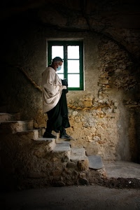 finestra, mascherina, scalini, scala, prete, bianco, nero, tonaca, pietre, muro, sacerdote, scendere, uomo, luce, scale, gradini, scarpe, corrimano, mattoni