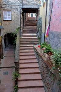 scalinata, finestra, fiori, arco, vicolo, borgo, scala, ringhiera, vasi, piante, verde, sottopasso, scorcio, lampione, gradini, scalini, tombino, scale, muretti, gerani, portico, grondaie, mattoni, paese