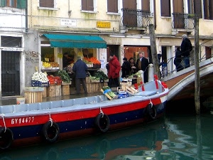 negozio, ponte, venezia, barca, canale, pali, fruttivendolo, balconi, persone, tenda, verdura, frutta, acqua, finestre, rosso, passanti, cassette