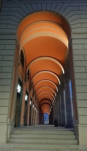 archi, colonne, portico, luci, scalini, vetrine, scala, prospettiva, galleria, porticato, gradini, arancione, scale, porte, capitelli, corridoio, volta, bidone, negozi, scalinata