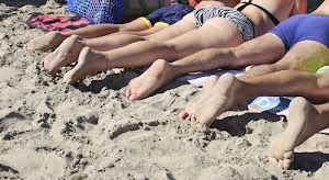 piedi, gambe, sabbia, spiaggia, costumi, persone, borsa, teli, blu, sdraiati, orme, bagnanti, estate, mare