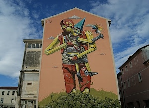 pinocchio, murale, case, cielo, finestre, murales, nuvole, cono, rosso, verde, robot, foglie, muro, palazzo, città, azzurro, edifici, giallo, facciata, pittura, braccia, graffiti, parete