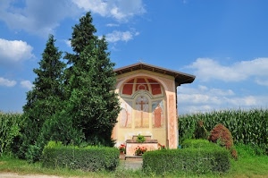 alberi, verde, edicola, siepe, nuvole, cielo, cappella, erba, azzurro, altare, croce, campagna, piante, affreschi, fiori, granoturco, chiesetta, affresco, votiva, granturco