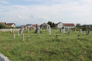 cimitero, prato, erba, case, nuvole, cielo, tombe, alberi, tetti, verde, lapidi, finestre, pietre, abbandono, morte