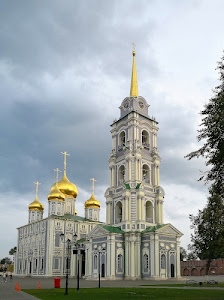 chiesa, cupole, campanile, oro, croci, lampioni, finestre, albero, cielo, dorato, archi, nuvole, alberi, verde, torri, porte, dorate
