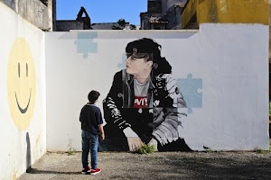 murale, ragazzo, muro, bambino, ombra, murales, cielo, guardare, emoticon, puzzle, giubbotto, osservare, bianco, dipinto, case, azzurro, graffiti, sorriso, graffito, angolo, ragazza, capelli, parete