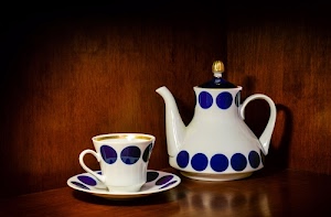 piattino, blu, teiera, bianco, tazzina, coperchio, tazza, pois, cerchi, oro, beccuccio, legno, manico, caffettiera, marrone, riflesso, riflessi, porcellana