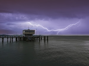 mare, temporale, fulmini, fulmine, cielo, pontile, acqua, nuvole, molo, pali, costruzione, saetta, lampioni, colonne, viola