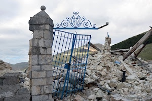 cancello, rovine, colonna, pietre, cielo, macerie, travi, pilastro, ruderi, terremoto, ferro, rudere, azzurro, sassi, stemma, colline, nuvole, rotto, montagne