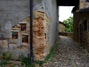 angolo, vicolo, sculture, muro, erba, porta, ciottoli, strada, dipinti, case, cielo, scultura, finestra, acciottolato, francesco, alberi, verde, albero, portico, croce, sassi