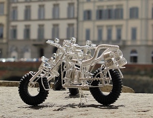 ruote, molle, finestre, moto, nero, motocicletta, argento, metallo, gomme, sfocato, modellino, palazzo, ombra, tubi, modello, copertoni, spirali, palazzi
